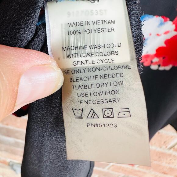 Vince Camuto Floral Black Blouse Size Medium - Picture 3 of 3